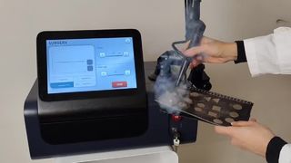 การหมุน 360 °จัดการการรักษาสิวกระชับผิวเครื่องเลเซอร์ Fracional Co2 10600nm